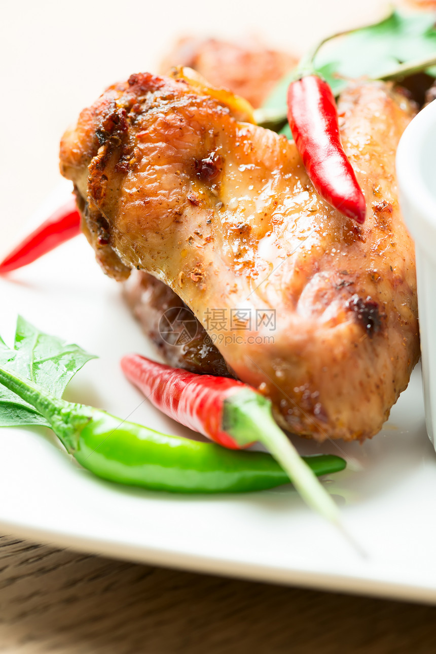 水牛鸡翅午餐盘子派对食物烧烤水牛香菜蜂蜜鸡翅美食图片