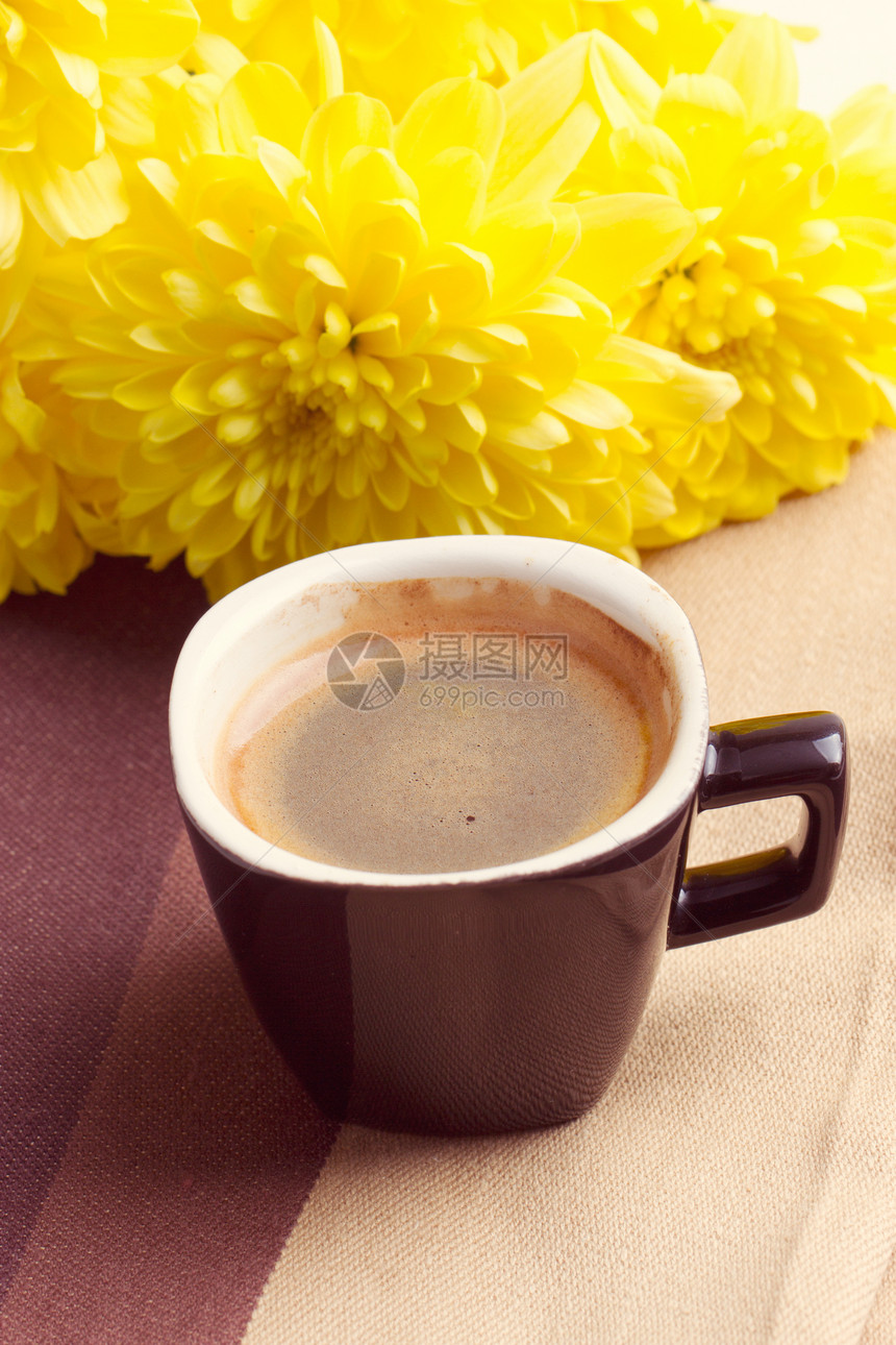 黄花旁的黑咖啡芳香早餐桌子盘子花束食物杯子木头蜜蜂植物图片