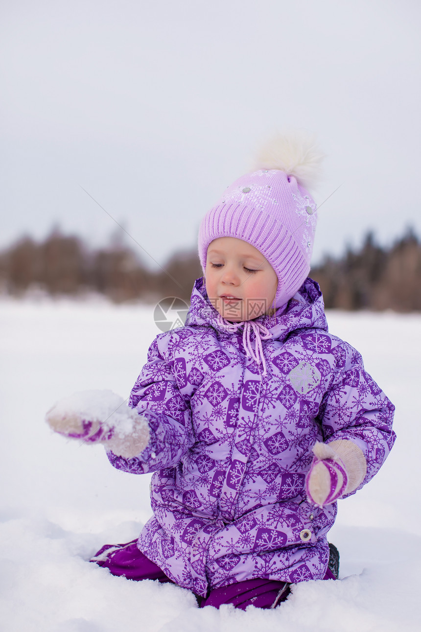 快乐的小女孩在寒冬阳光明日雪雪上玩得开心草地天气活动围巾女孩情绪森林闲暇幸福衣服图片