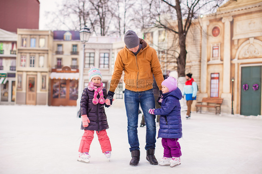 有年轻父亲的小女孩 喜欢滑冰童年活动婴儿女孩乐趣学习爱好家庭微笑教学图片