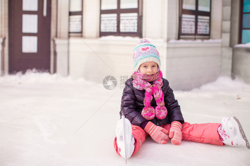 秋天后坐在冰上的小可爱女孩教学锻炼童年舞蹈运动滑冰场溜冰者女性速度乐趣图片