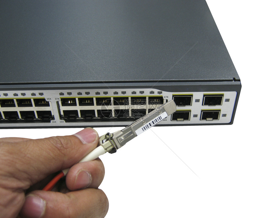 与服务器连接的手动纤维电缆光学服务电讯节点港口硬件基础设施路由器安全防火墙图片
