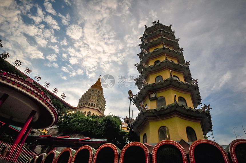马来西亚的寺庙地标崇拜灯笼金子旅行入口游客脚步旅游遗产图片