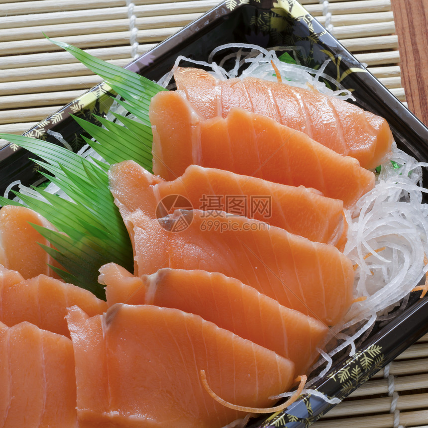 寿司的鲑鱼美味熏制市场木板美食盘子鱼片牛扒食物海洋图片