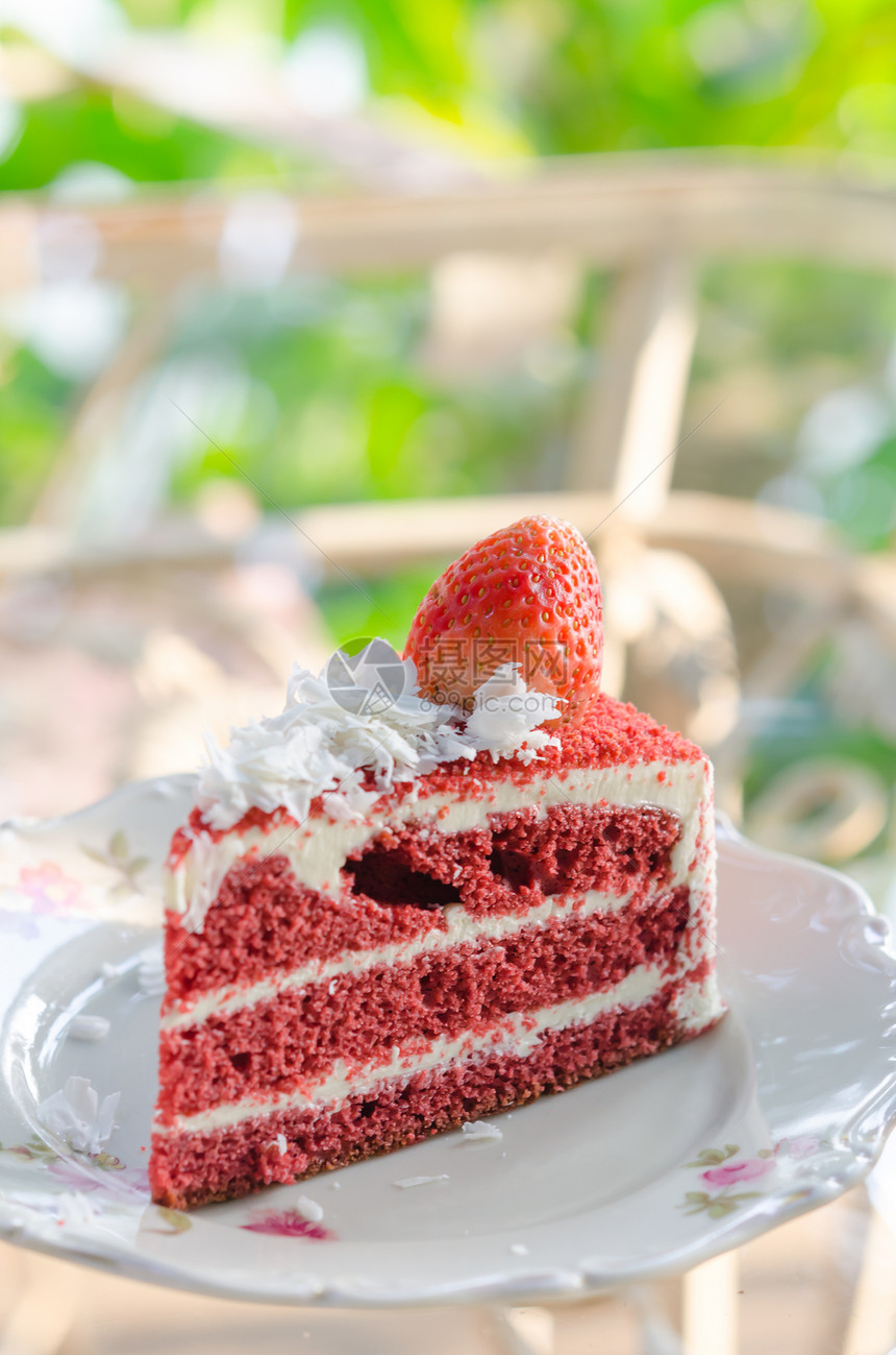 草莓蛋糕水果奶油糕点甜点红色蛋糕盘子食物美食白色图片