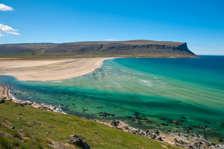 西峡湾岩石支撑蓝色海洋丘陵海滩冰川绿色半岛风景图片