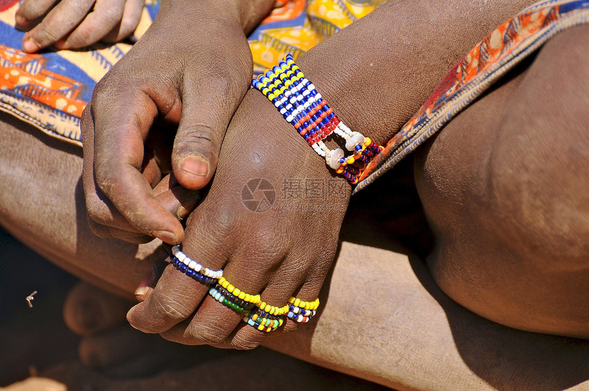 来自坦桑尼亚的手工制作珠珠制品首饰裙子住民珠饰部落社区文化地点手雕艺术珠子图片