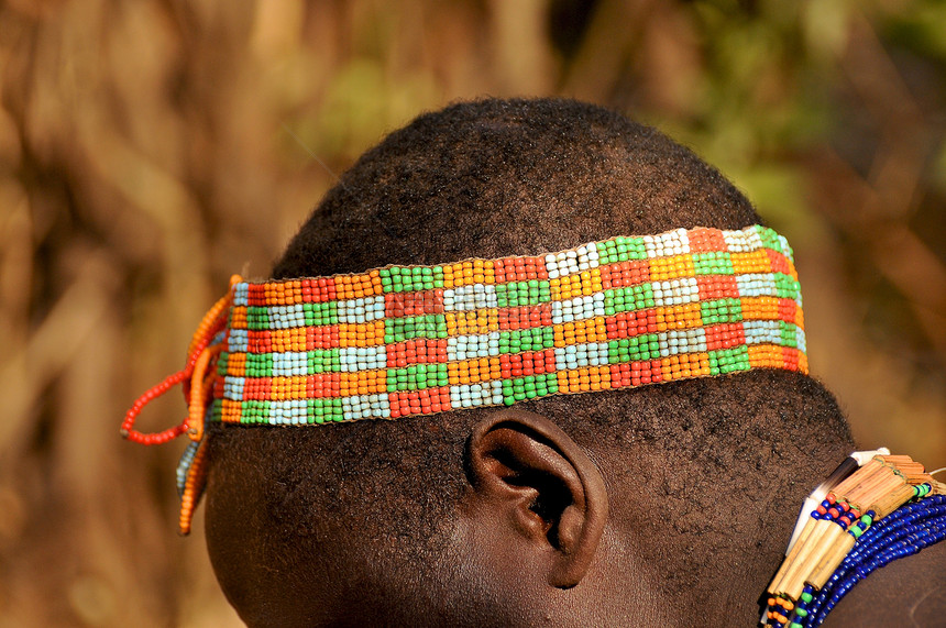 来自坦桑尼亚的手工制作珠珠制品首饰社区地点裙子旅行艺术珠饰住民手雕部落文化图片