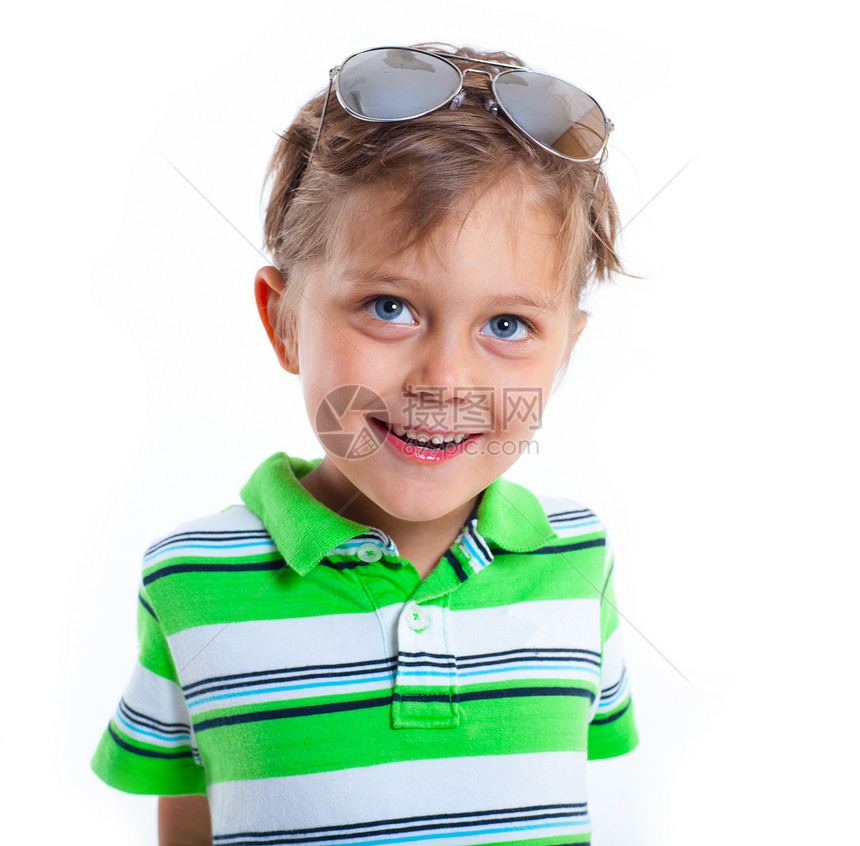 太阳镜中的男孩阳光孩子们孩子衣服金发喜悦首席人脸幸福闲暇图片