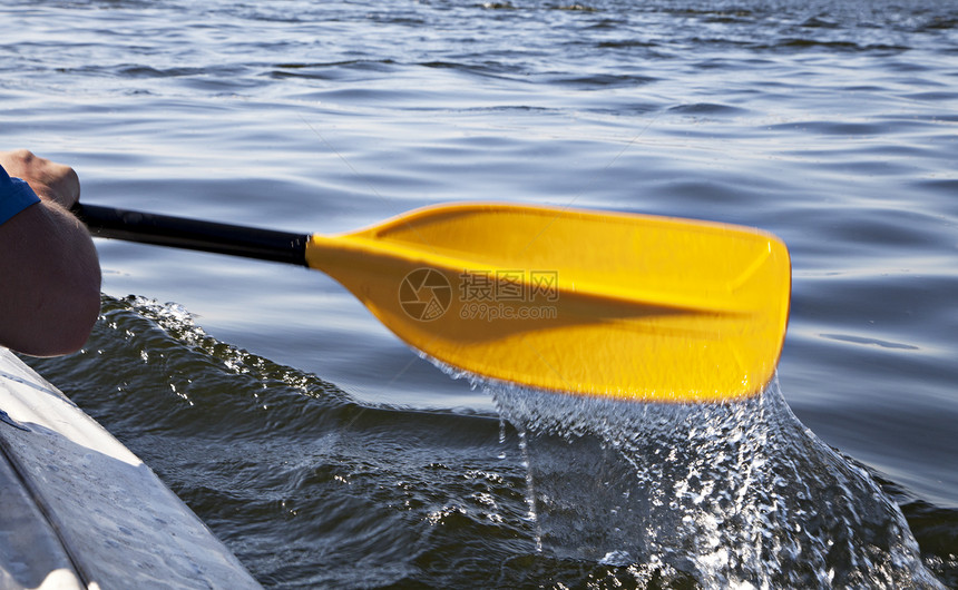 Kayaking 窃听独木舟血管晴天假期活动划桨运动旅行闲暇追求图片