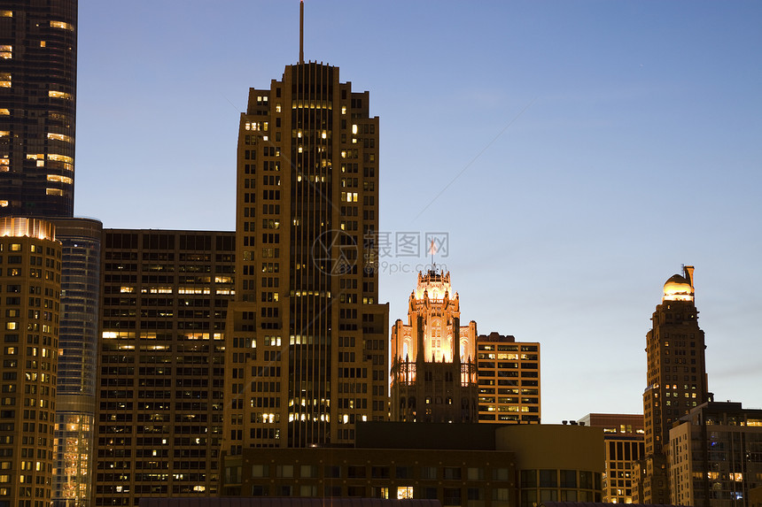 在芝加哥的夜晚论坛建筑学景观城市生活大楼风光办公楼都市摩天大楼市中心图片