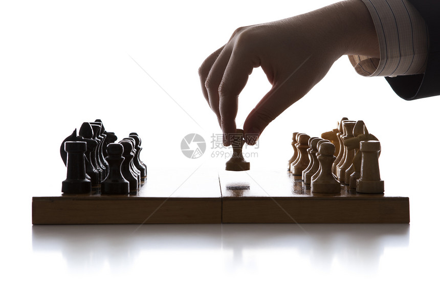 男人做一个移动象棋当攻击黑色宣言丢弃数字国王宏观锦标赛典当图片
