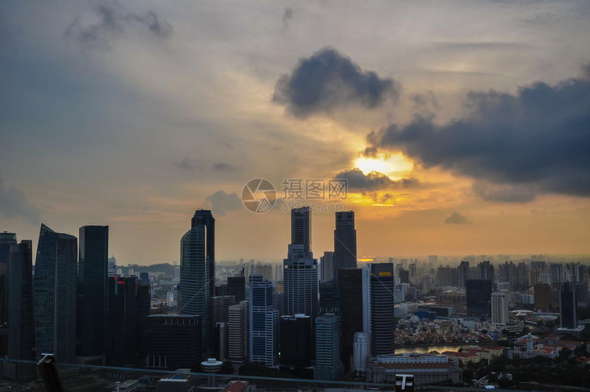 新加坡城市天际流水沙湾中心月亮建筑摩天大楼商业蓝色天空办公室公司金融图片
