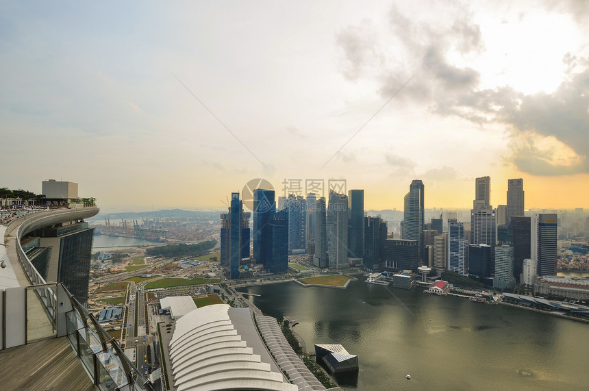 新加坡城市天际流水沙湾摩天大楼蓝色商业办公室景观金融建筑学建筑市中心月亮图片