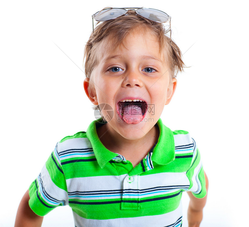 太阳镜中的男孩童年微笑活动阳光首席快乐乐趣孩子们幸福衣服图片