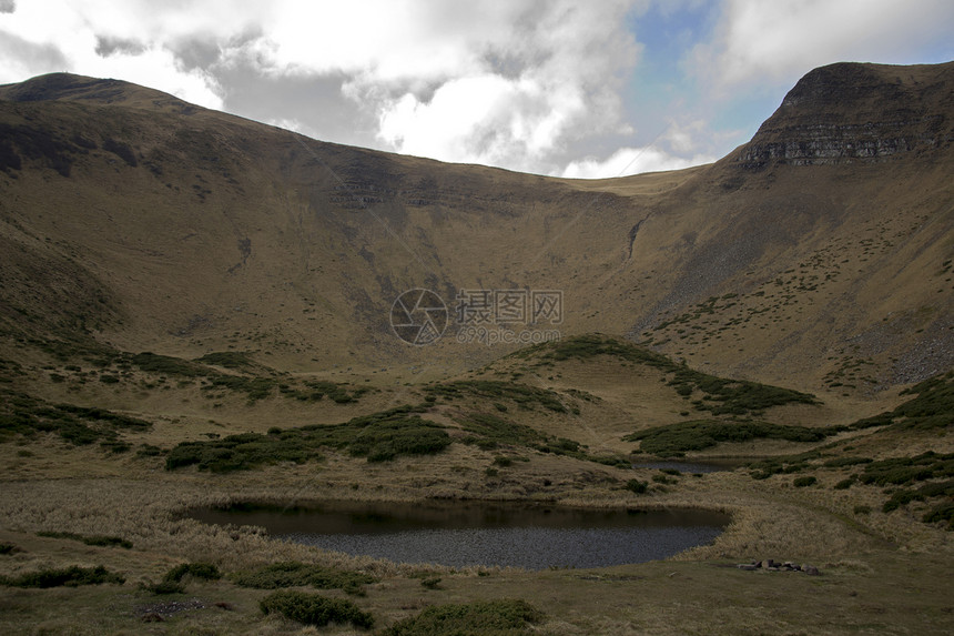 山脚的奥瓦尔湖芦苇顶峰房子村庄风景椭圆公园衬套栅栏沼泽图片