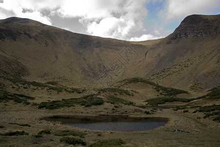 椭圆风景素材山脚的奥瓦尔湖芦苇顶峰房子村庄风景椭圆公园衬套栅栏沼泽背景