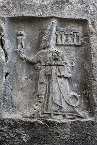 雕刻图上帝沙鲁马和图达里亚国王 雅兹利卡亚的岩石雕刻背景