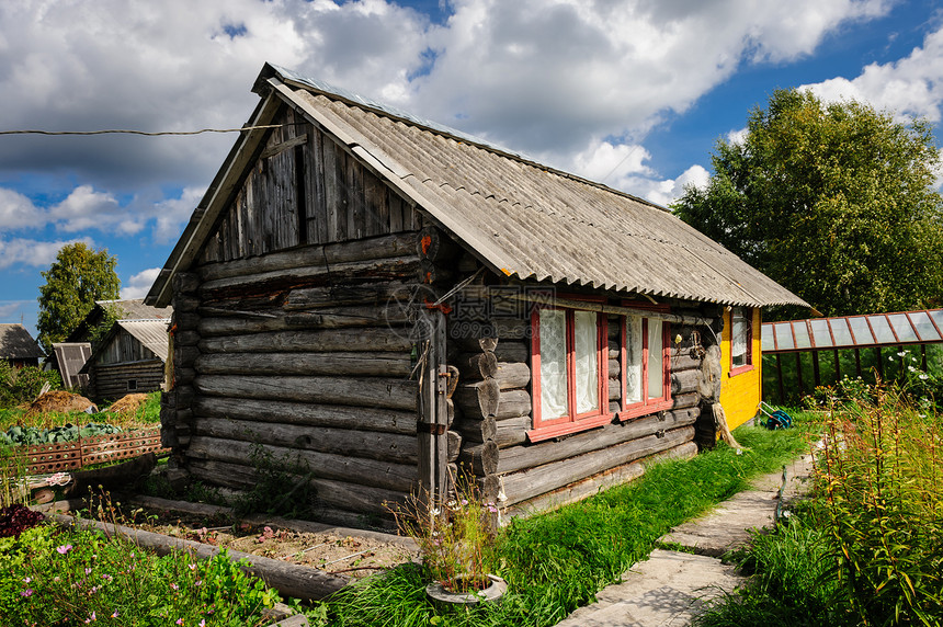 俄罗斯旧木屋天空蓝色建筑木头小屋窗户木材乡村手工房子图片