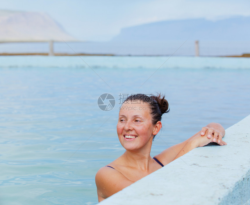 地热泉中的妇女温泉娱乐水池编队矿物热液公园长毛女孩半岛图片