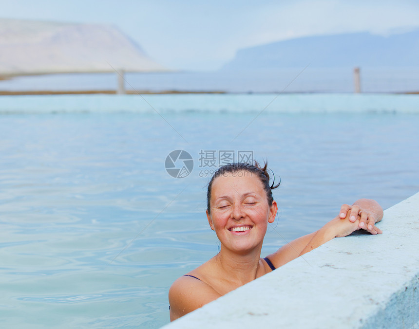 地热泉中的妇女女性女孩长毛公园蓝色活动娱乐半岛薄雾温泉图片