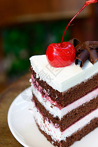 上面有樱桃的巧克力蛋糕背景图片