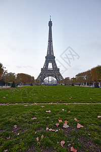 Eiffel 铁塔雾观光地标建筑旅行天空吸引力建筑学纪念碑蓝色公园背景图片
