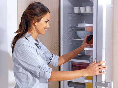 女人在冰箱前面背景图片