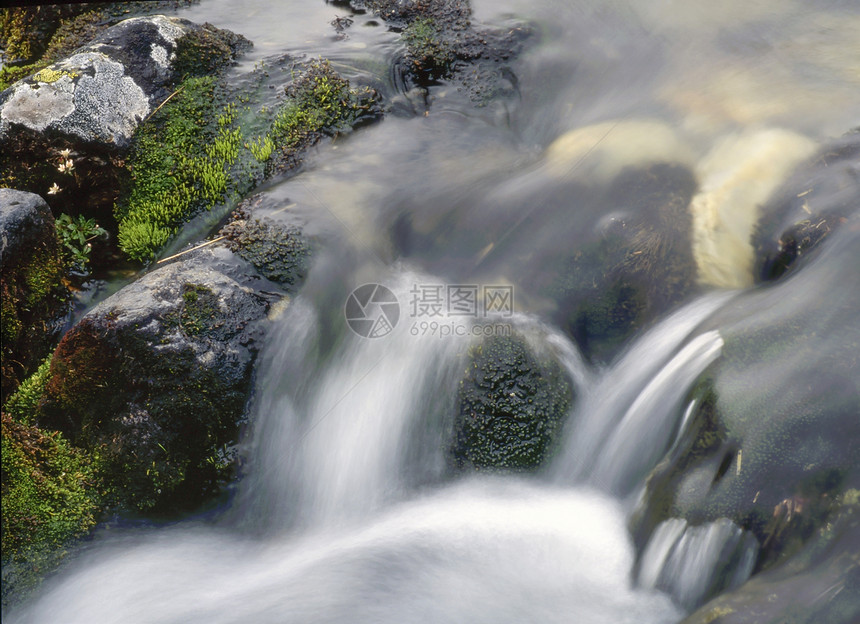 水瀑季节叶子岩石森林山脉阳光苔藓植物瀑布石头图片