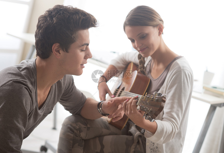 学习吉他青年女性文化家居吉他手男朋友女子男生教学男性图片