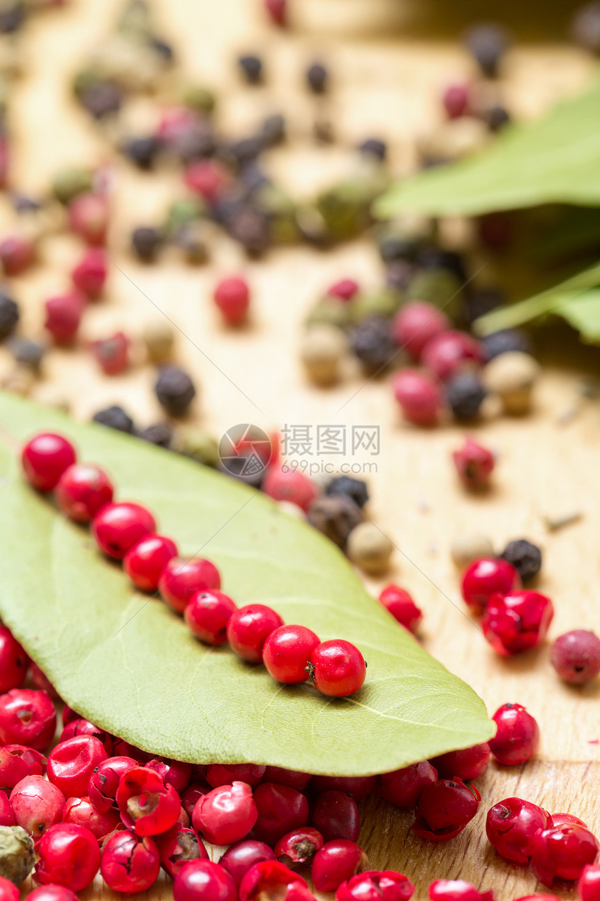 带多色胡椒花的干湾叶绿色蔬菜食物叶子香料黑色桂冠木头草本白色图片