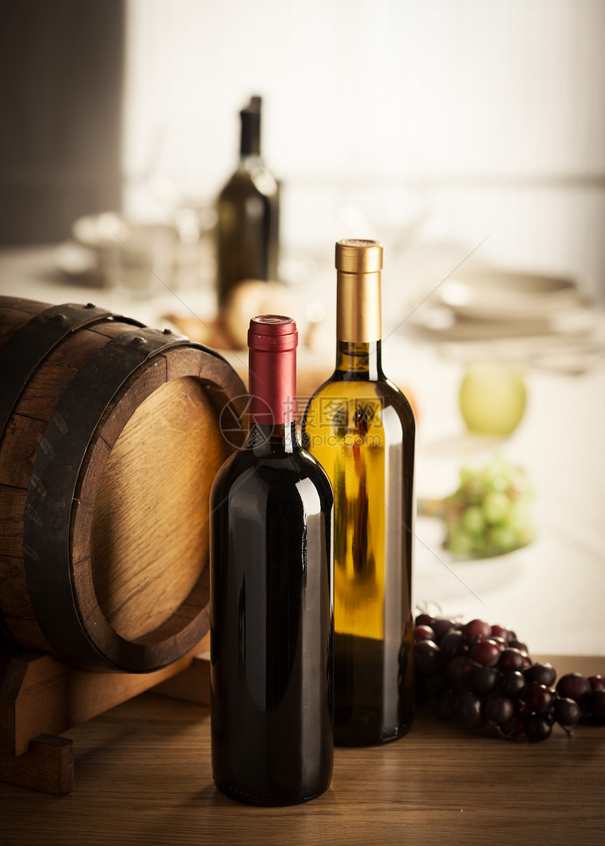 以桶和葡萄挑选葡萄餐厅玻璃静物健康饮食酒瓶文化酒杯品酒白酒奢华图片