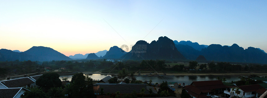老挝日落时万维昂的全景图片