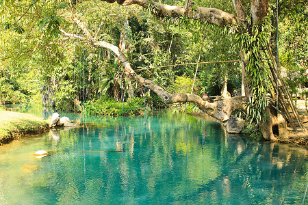 老老挝Vang Vieng的蓝环蓝湖背景图片