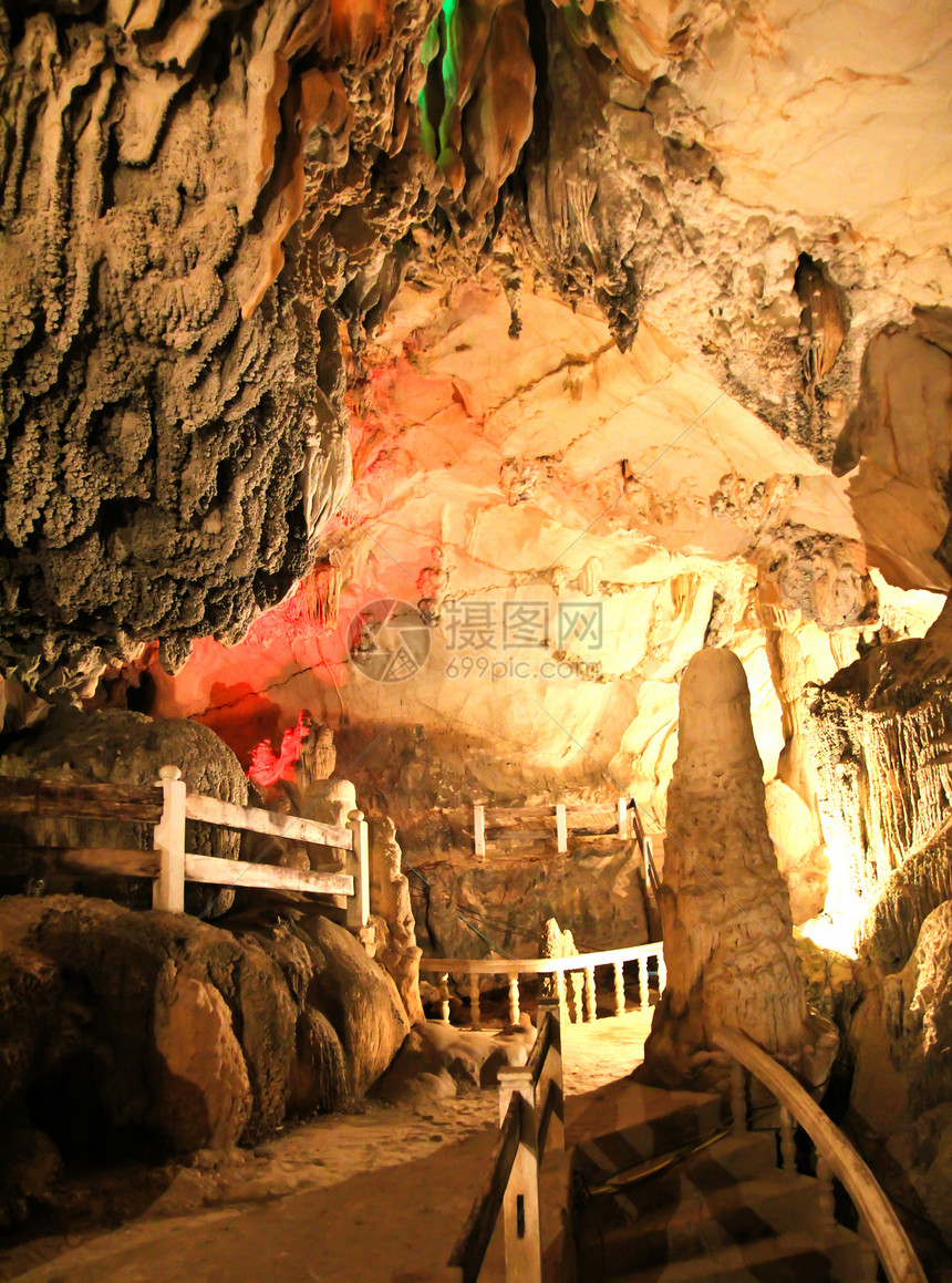老挝万维昂的洞穴旅游地标石笋岩石游客石头旅行矿物途径石灰石图片