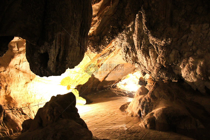 老挝万维昂的洞穴旅游人行道矿物途径岩石旅行石灰石游客地标石头图片