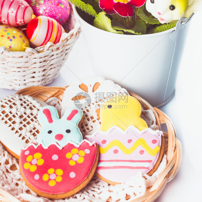 复活节饼干和装饰鸡蛋季节郁金香甜点蛋糕庆典篮子饼干风格派对礼物图片