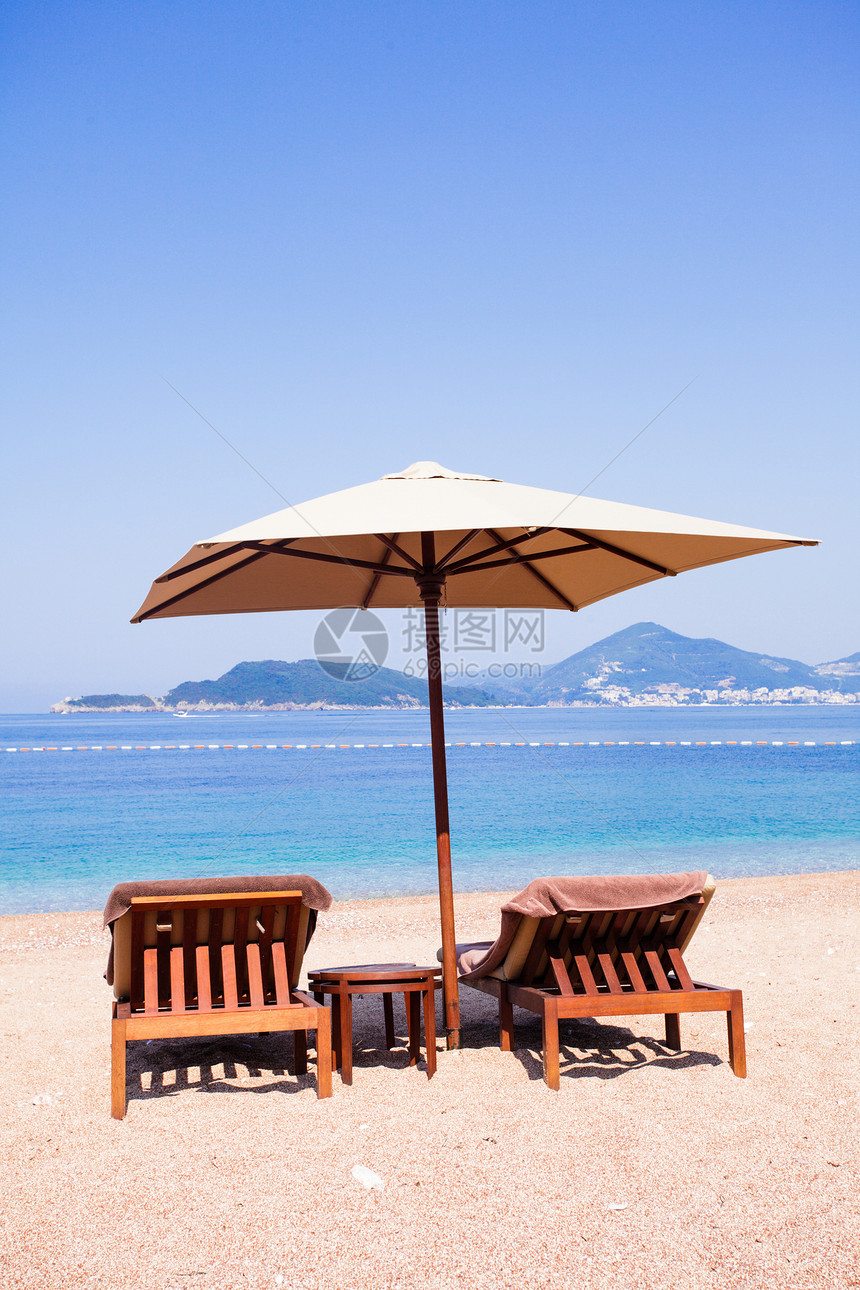 奢华海滩天空支撑建筑假期半岛海景阳伞旅行天堂蓝色图片