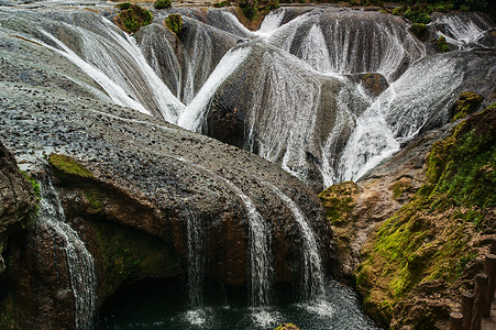 瀑布的形状就像珍珠一样 掉进坑里河流旅游景点背景图片