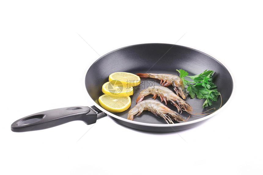 新鲜虾加柠檬在锅上养殖平底锅白色甲壳美食黑色食物香菜贝类海鲜图片