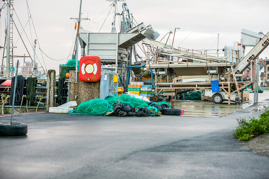 在港口的渔船航程海洋缆绳齿轮渔业上层建筑绞盘码头塑料运输图片