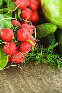 新鲜蔬菜黄瓜植物木头叶子园艺宏观食物烹饪团体紫色桌子高清图片素材