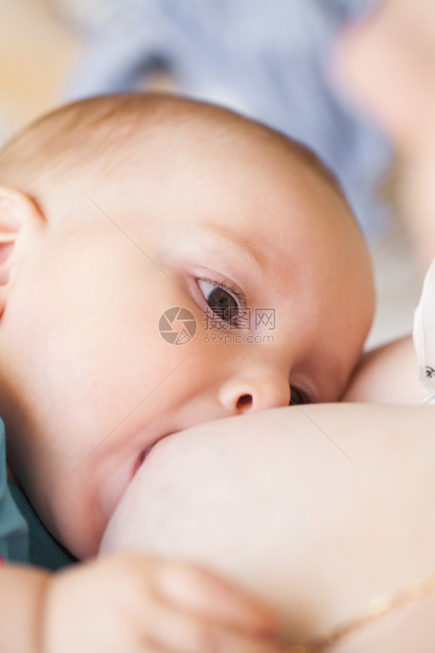 母乳喂养闭合后代童年家庭食物吮吸父母母亲孩子营养胸部图片