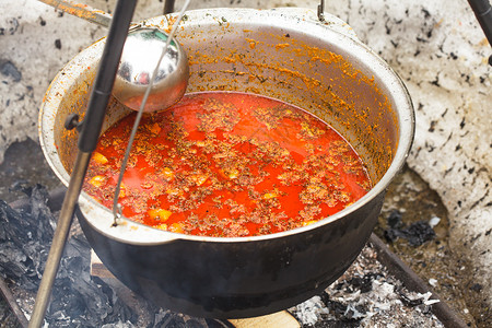 鎏金铜缸古拉什在锅炉中蔬菜食物辣椒胡椒壁炉猪肉土豆香料沙锅烹饪背景