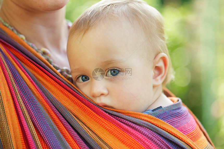 婴儿在摇篮中女性微笑生理围巾纺织品幸福孩子父母拥抱女儿图片