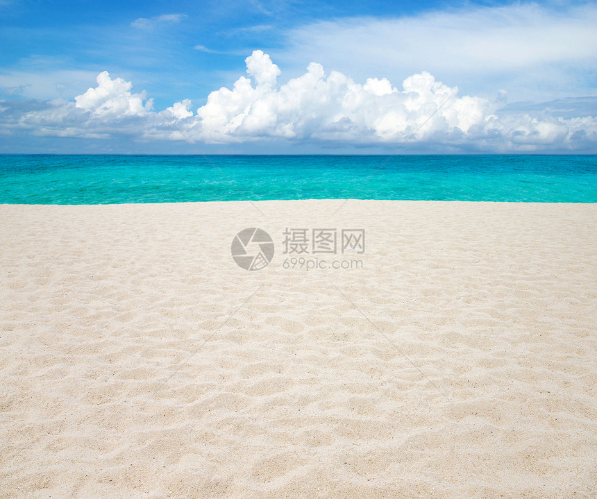 沙滩和热带海太阳晴天放松海景天堂冲浪蓝色天空阳光海浪图片