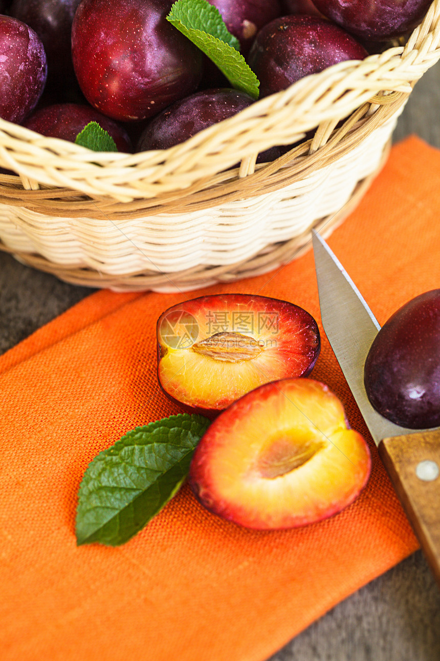 桌上的石板营养小吃饮食采摘紫色食物糖浆水果食品李子图片