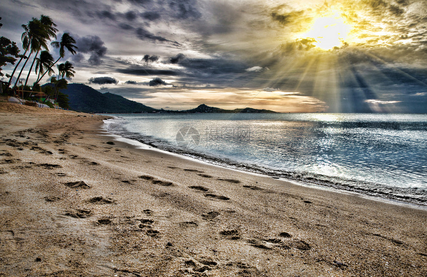 日落在海面上地平线石头旅行蓝色支撑紫色海洋反射假期海浪图片