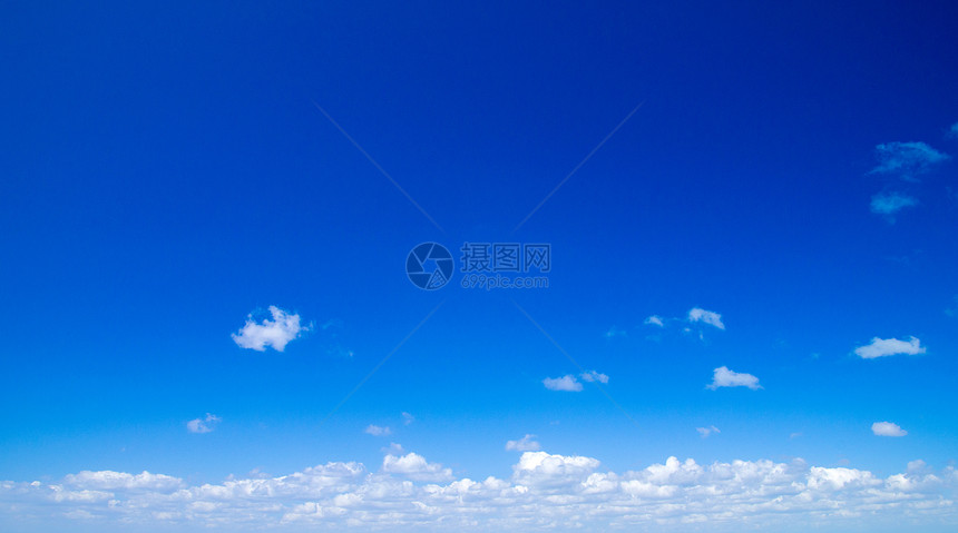 蓝蓝天空积雨天气阳光多云风景水分蓝色环境阴霾季节图片
