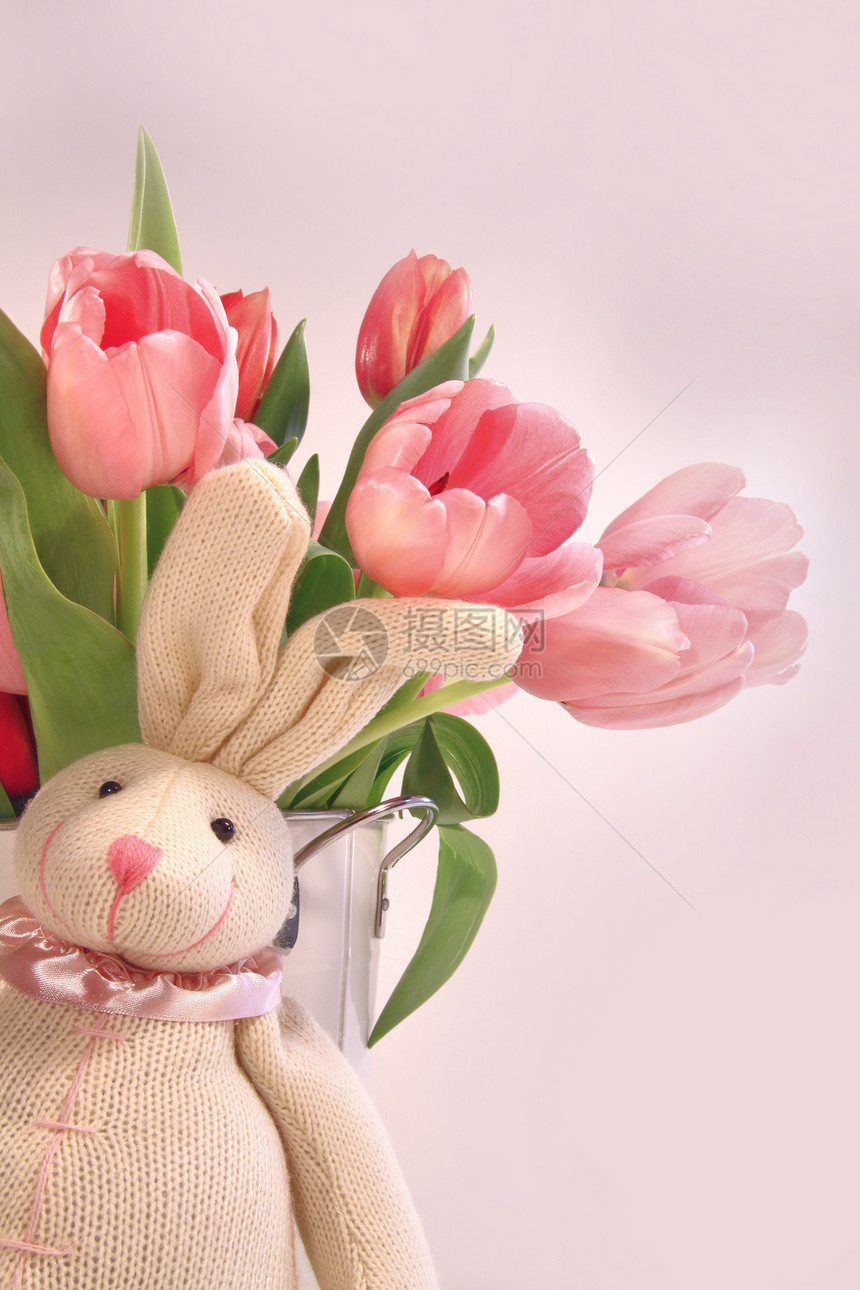 带兔子和郁金花的复活节装饰品图片